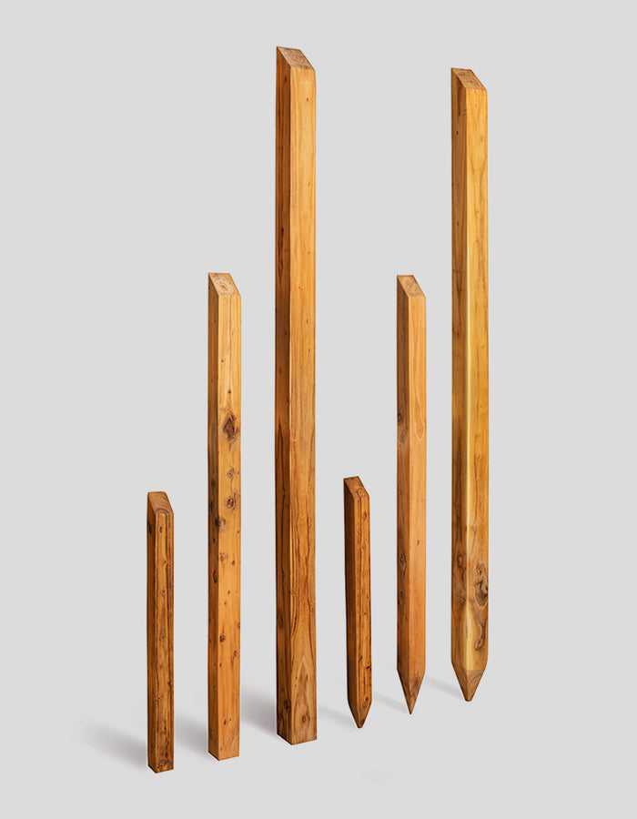 Vierkantpfosten sägerau, oben angeschrägt aus Robinienholz