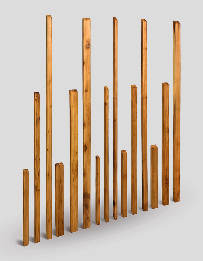 Zaunstäbe quadratisch, sägerau, Enden angeschrägt aus Robinienholz