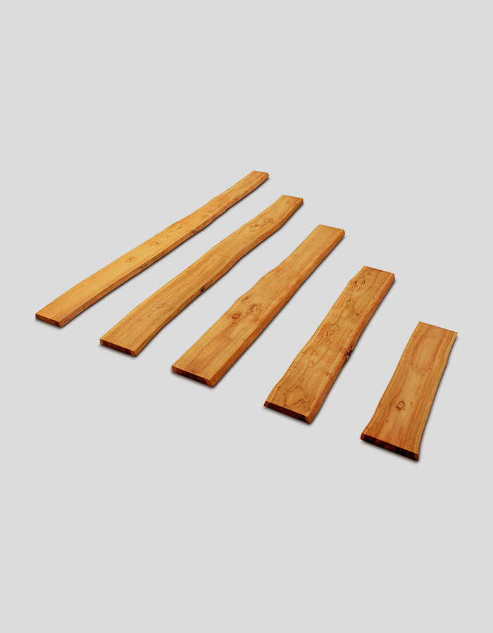 Bretter unbesäumt, rau aus Robinienholz