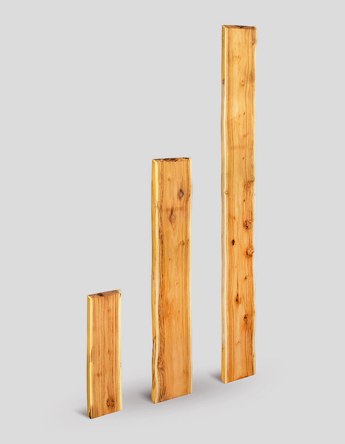 Zaunbretter Baumkante (unbesäumt), geschliffen, Enden angeschrägt aus Robinienholz