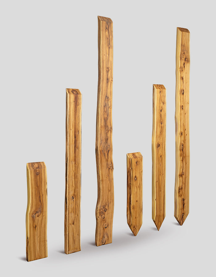 Bonanza-Pfosten (unbesäumt) geschliffen, oben angeschrägt aus Robinienholz