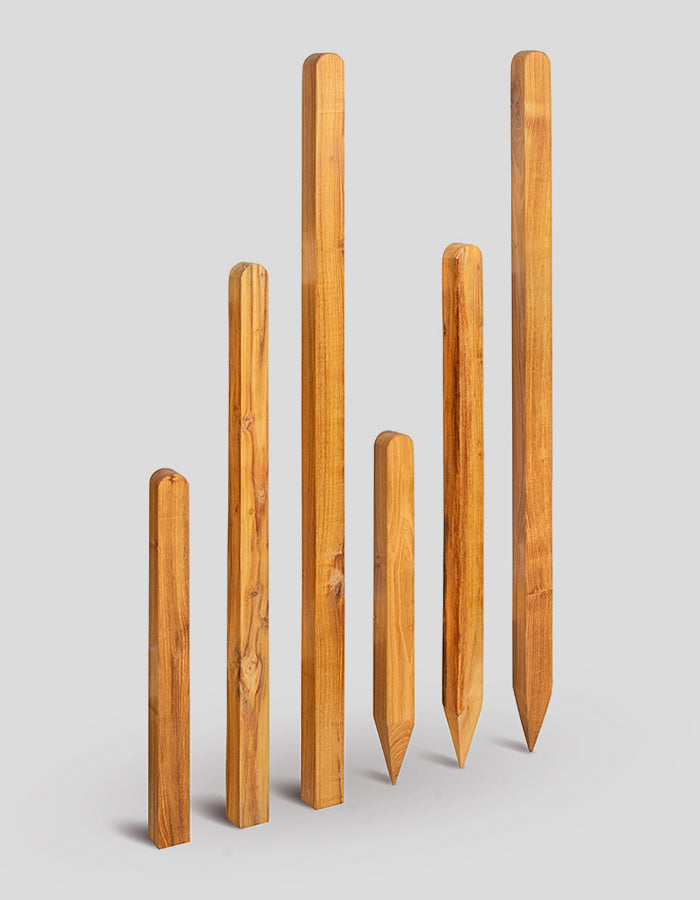 Vierkantpfosten gehobelt und gefast, oben halbrund aus Robinienholz